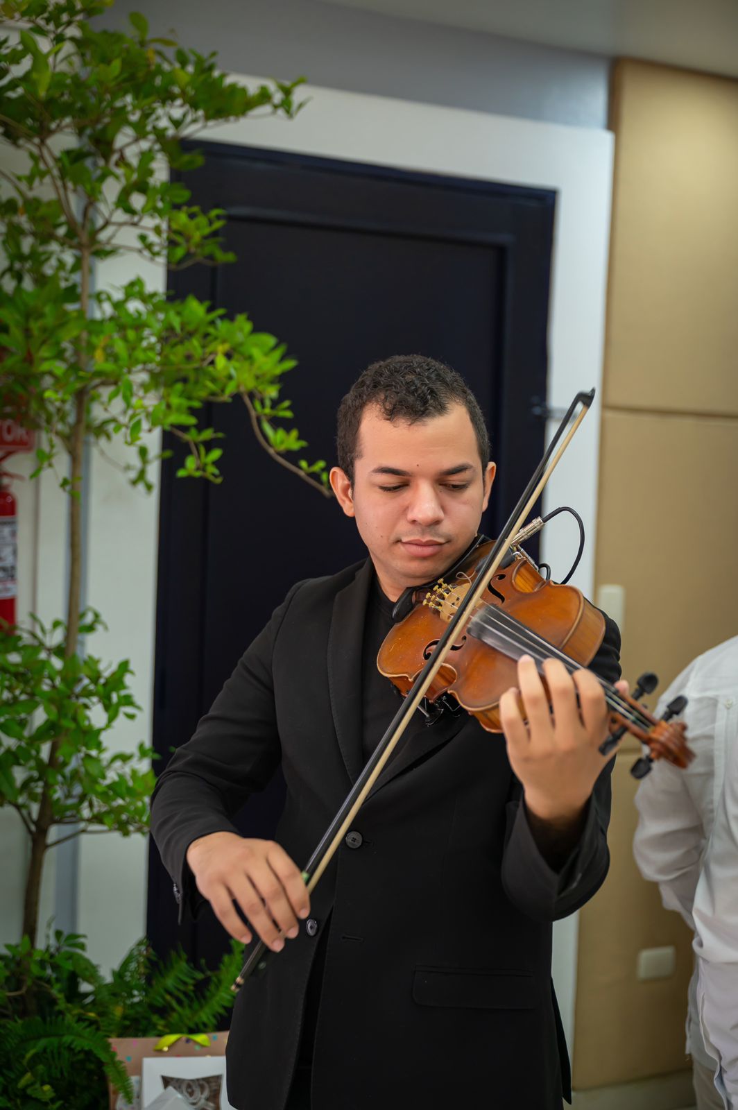 Oniel Santana tocando el violín