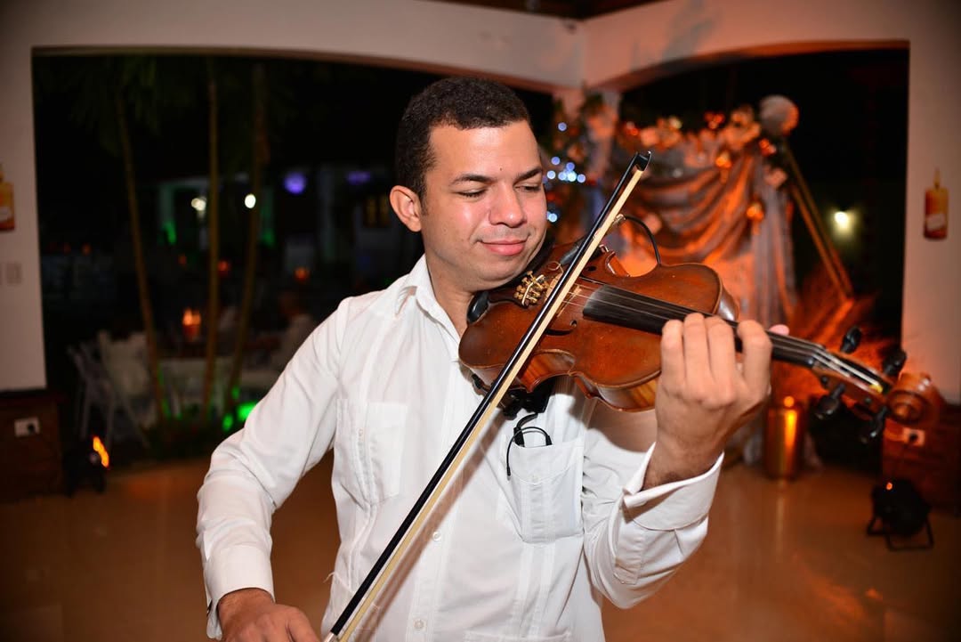 Oniel Santana - Violinista profesional